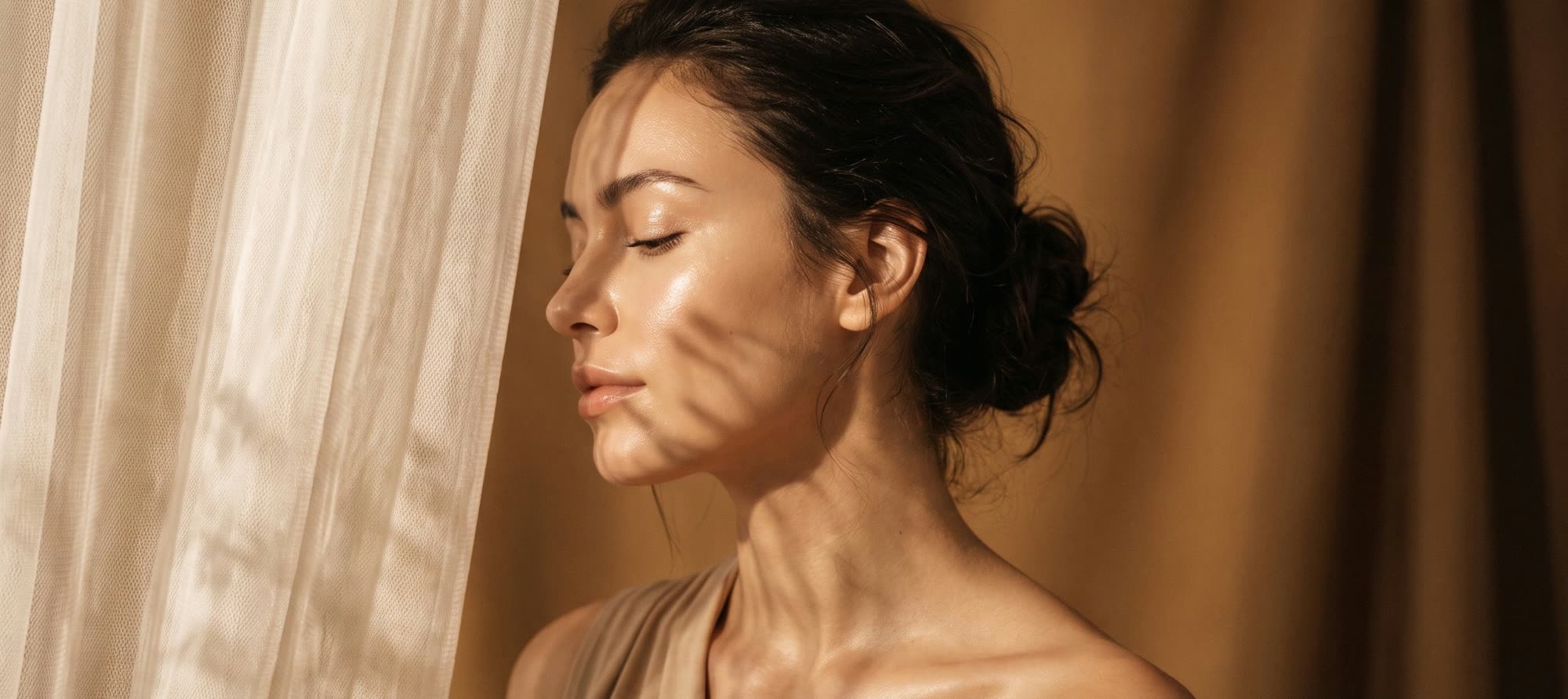 Mujer con la piel luminosa bajo luz dorada